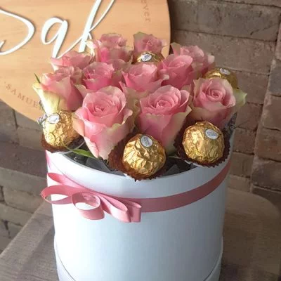 12 Light Pink Roses Hat Box